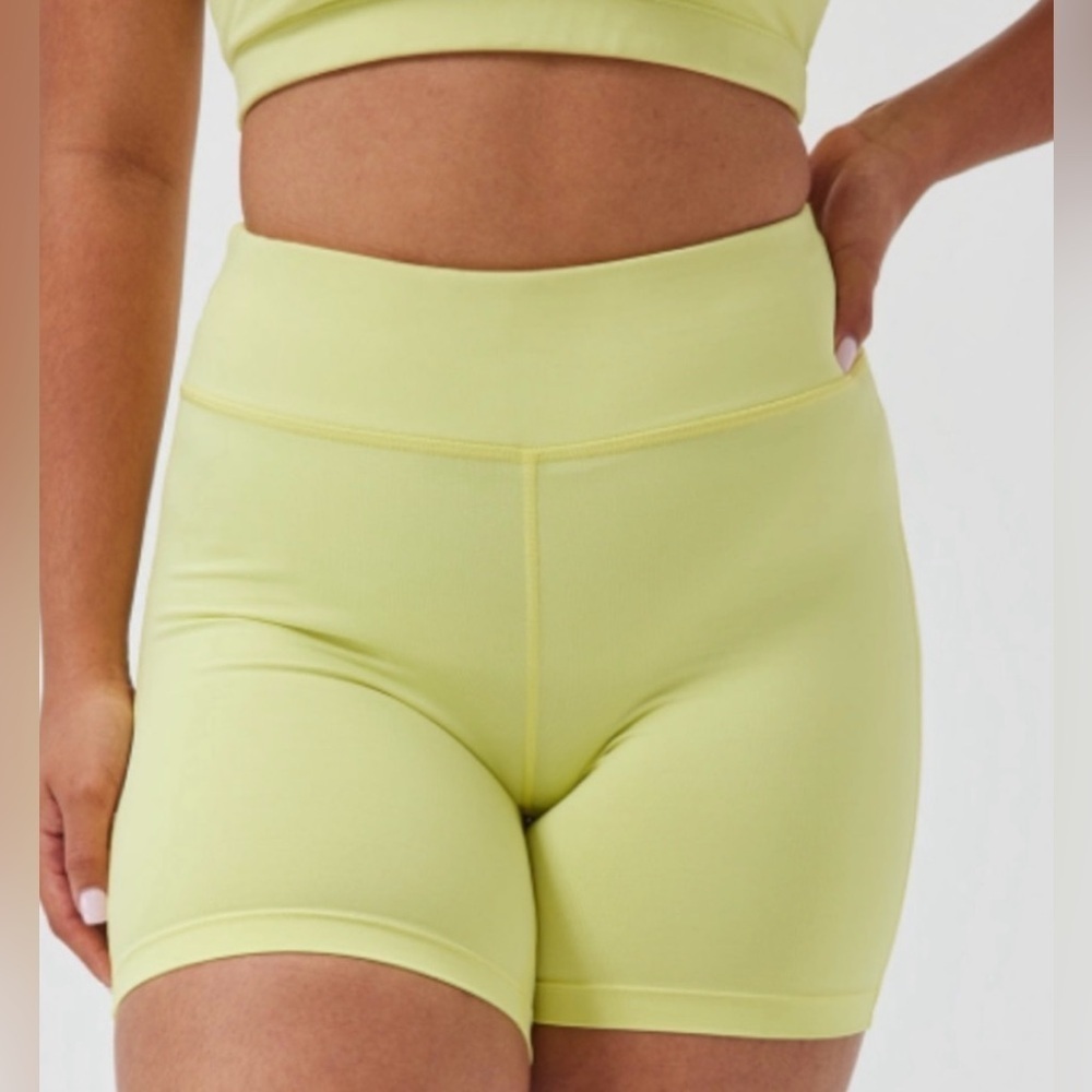 Outdoor Voices Women’s Move Free 6” Short in Gecko Size Small NWT